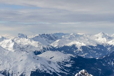kar altında güzel Alpleri dağ peyzaj kayalar