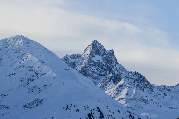 Vackra Alperna berg lanscape klippor under snö — Stockfoto