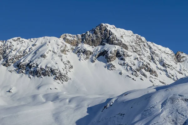 Hermosos Alpes montaña lanscape rocas bajo la nieve — Foto de Stock