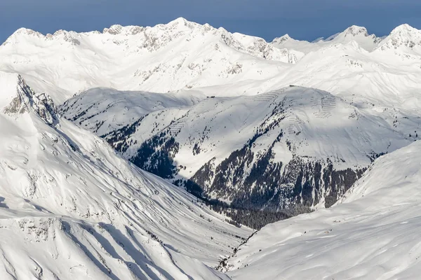 Vackra Alperna berg lanscape klippor under snö — Stockfoto