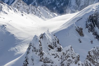kar altında güzel Alpleri dağ peyzaj kayalar