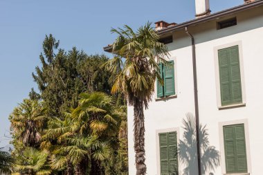 Italyan Town Lomazzo kırmızı çatılar