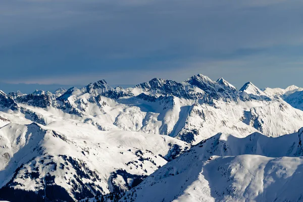 Hermosos Alpes montaña lanscape rocas bajo la nieve — Foto de Stock