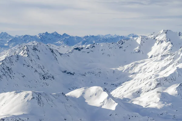 Vackra Alperna berg lanscape klippor under snö — Stockfoto