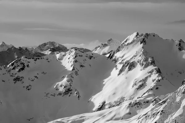 Hermosos Alpes montaña lanscape rocas bajo la nieve — Foto de Stock