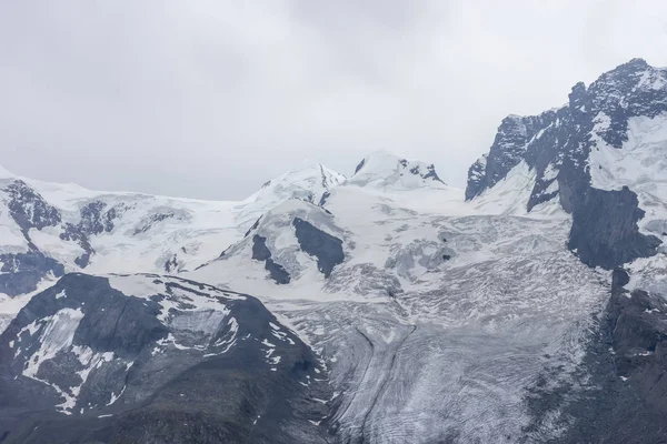 Paisaje de verano con glaciares permanentes Swizerland Alps —  Fotos de Stock