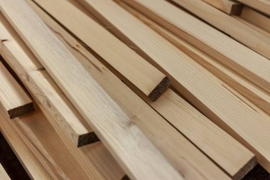 Atölyede ahşap plakalar hammaddeleri yığını