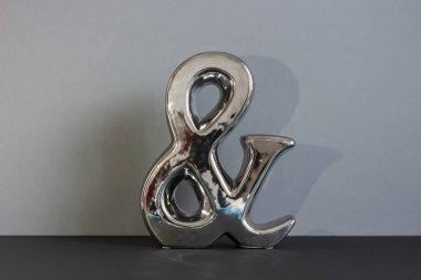 gri arka planda parlak ve sembol