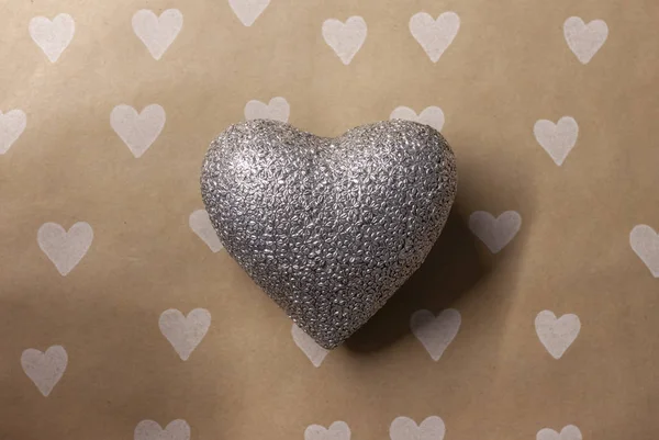 Papier brun artisanal et fond en forme de coeur métallique — Photo