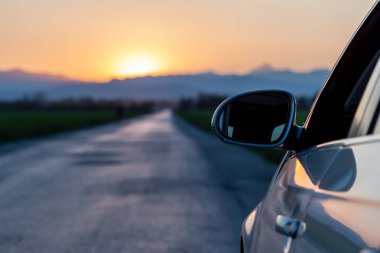 akşam yolu arabadan gün batımı görünümüne başlığı