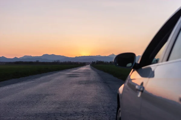 Abendstraße mit Blick auf den Sonnenuntergang aus dem Auto — Stockfoto