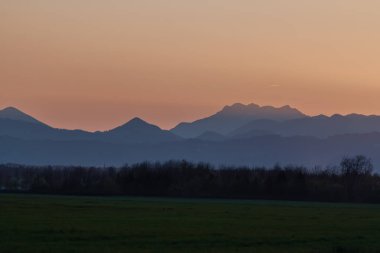 yeşil alan akşam manzara üzerinde güzel Alpler