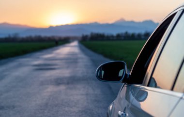 akşam yolu arabadan gün batımı görünümüne başlığı