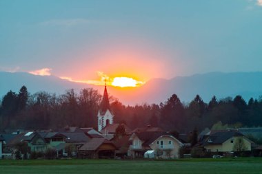 yeşil alan akşam manzara üzerinde güzel Alpler