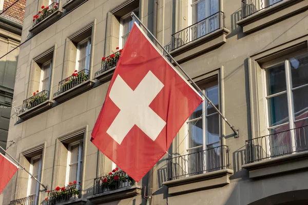 Schweizer Flagge hängt an Gebäude in Berlin — Stockfoto