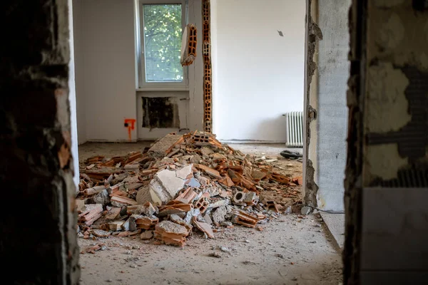 Процесс демонтажа старых квартир может быть фоном — стоковое фото