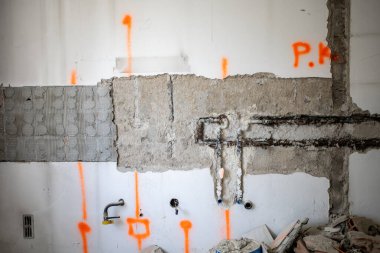 Duvardaki eski apartman yenileme işlemleri