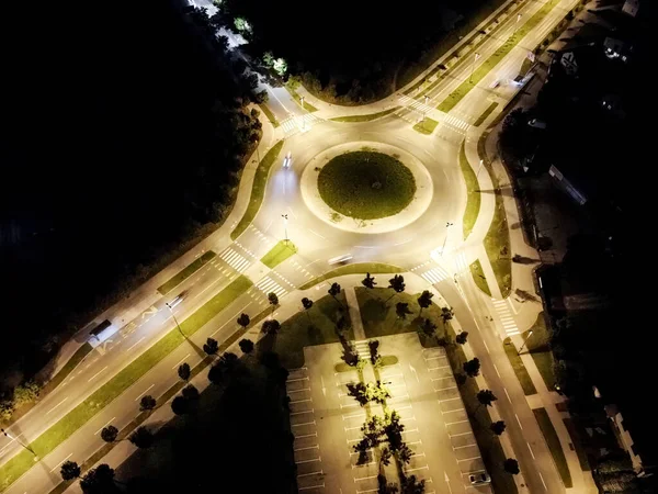 Straten rotonde kruising 's nachts drone top uitzicht — Stockfoto