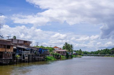 Nehir kenarındaki evler Dağlar ve mavi gökyüzü