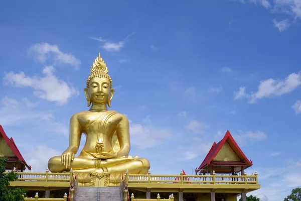 Altın Buda Resmi Arka Planı Mavi Bir Gökyüzüdür — Stok fotoğraf