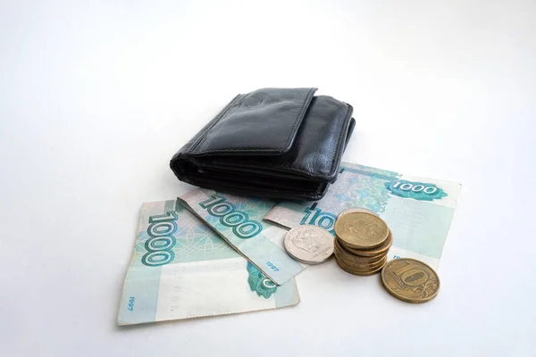 白色背景上的俄罗斯纸币和硬币 工作空间的布局 — 图库照片