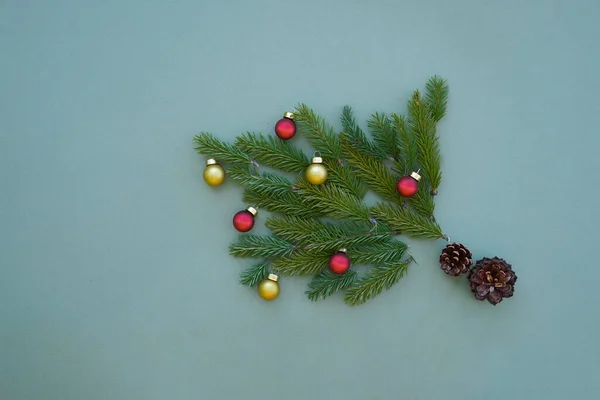 Julgranen Läggs Enskilda Grenar Trädet Grön Bakgrund Tillsammans Med Julleksaker — Stockfoto