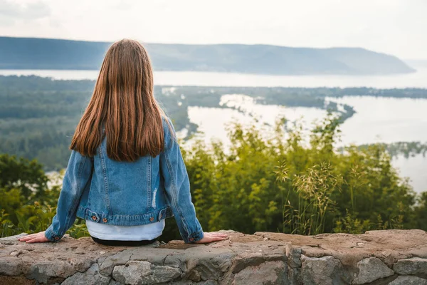 Little Girl Child Denim Jacket Sits Edge Cliff Looks Amazing — Stock Photo, Image