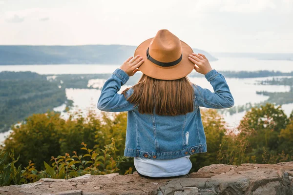 Liten Flicka Ett Barn Denim Jacka Sitter Kanten Klippa Som — Stockfoto