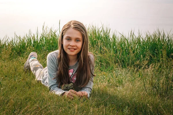 Bonne Petite Fille Bébé Couché Sur Herbe Verte — Photo