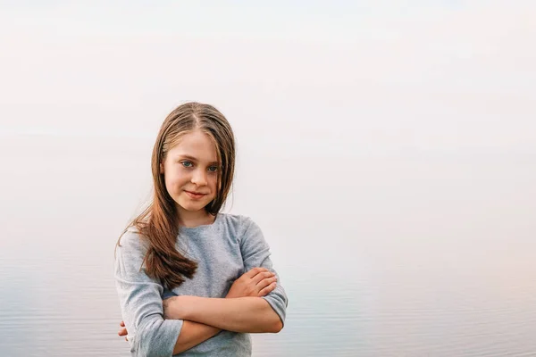 Πορτρέτο Ενός 10Χρονου Κοριτσιού Επιχειρηματικό Στυλ Σταυρωμένα Χέρια Στο Στήθος — Φωτογραφία Αρχείου