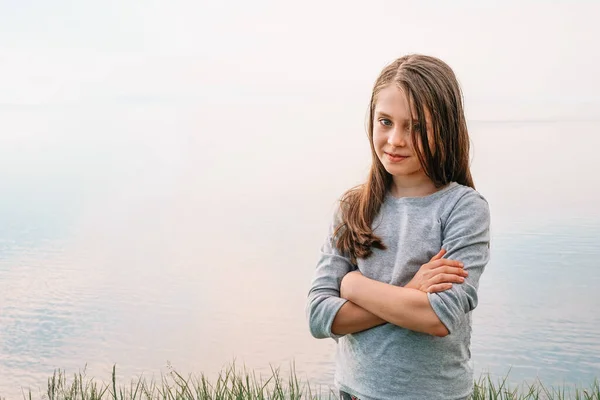 Πορτρέτο Ενός 10Χρονου Κοριτσιού Επιχειρηματικό Στυλ Σταυρωμένα Χέρια Στο Στήθος — Φωτογραφία Αρχείου