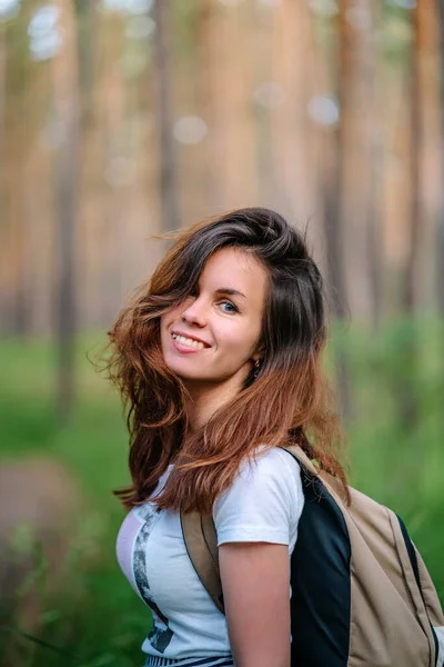 Portretul Unei Femei Păr Lung Rucsacuri Drumeții Într Pădure Pin — Fotografie, imagine de stoc