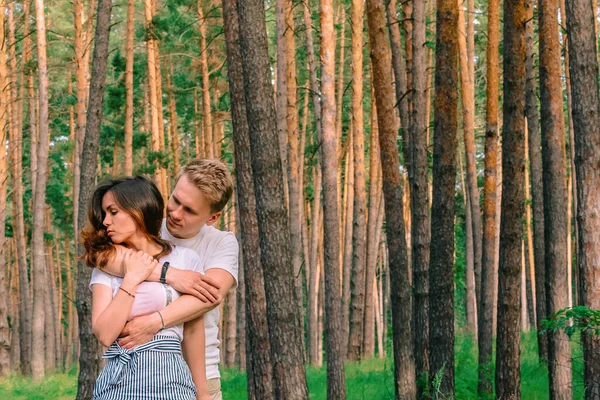 Una Pareja Enamorada Tiene Momentos Maravillosos Felicidad Alegría Bosque Pinos —  Fotos de Stock