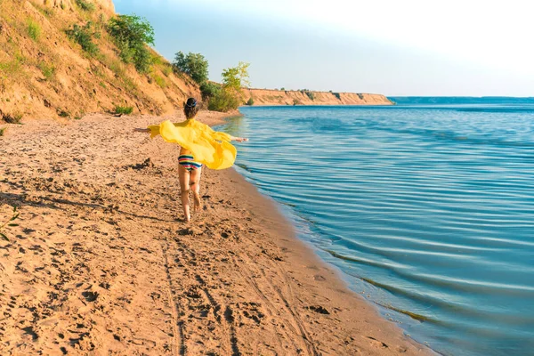 Счастливого Солнечного Лета Время Отпуска Маленькая Девочка Купальнике Желтом Плаще — стоковое фото