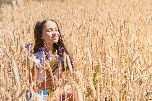 Bambina Bionda Campo Grano Dorato Con Mazzo Fiori Selvatici Che — Foto Stock