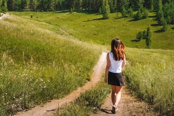 Młoda Turystka Spaceruje Zielonych Alpejskich Łąkach — Zdjęcie stockowe