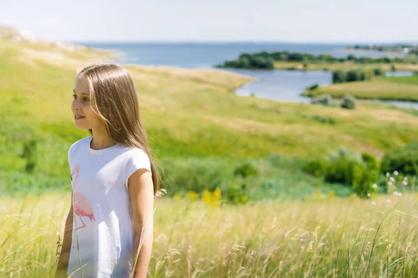 Portret Dziewczynki Długimi Włosami Widokiem Górski Krajobraz Rzekami Zielonymi Łąkami — Zdjęcie stockowe