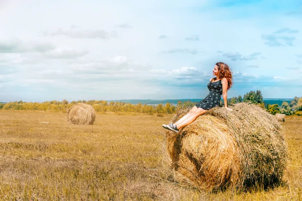 Concetto Country Giovane Donna Seduta Sul Pagliaio Estate — Foto Stock