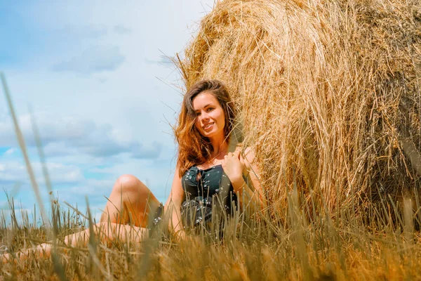 Una Ragazza Elegante Sta Riposando Una Balla Fieno Campo Estivo — Foto Stock