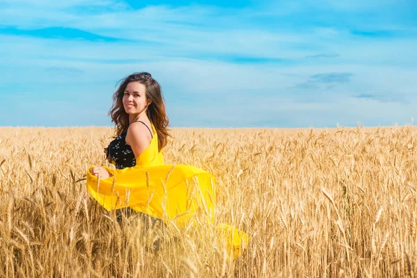 Una Giovane Donna Con Una Veste Gialla Svolazzante Nel Vento — Foto Stock