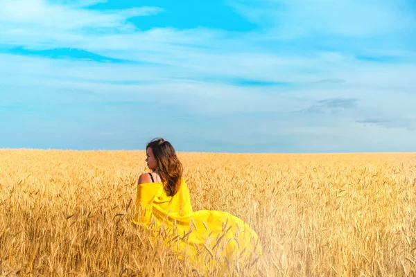 Una Giovane Donna Con Una Veste Gialla Svolazzante Nel Vento — Foto Stock