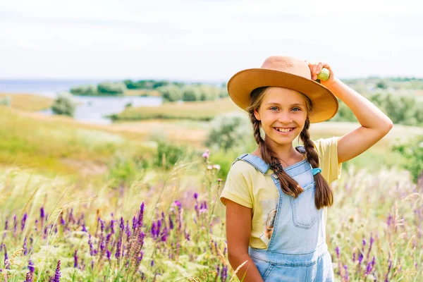 Ritratto Una Graziosa Bambina Con Cappello Della Madre Che Tiene — Foto Stock