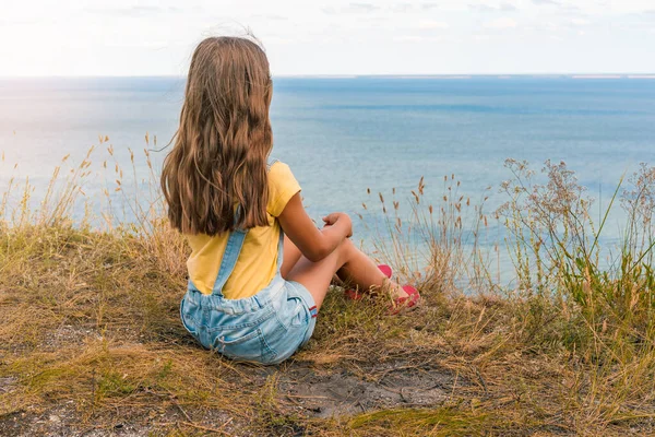 Una Niña Encantadora Niño Con Pelo Rizado Mono Mezclilla Sienta — Foto de Stock