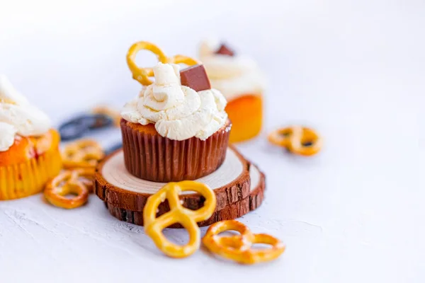Festliche Leckere Cupcakes Mit Schokolade Erdbeeren Und Brezeln Auf Weißem — Stockfoto