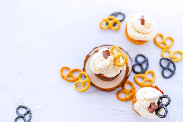 Festliche Hausgemachte Cupcakes Oder Muffins Mit Schokolade Erdbeeren Und Brezeln — Stockfoto