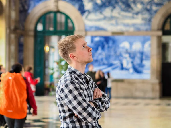 Ung Man Skjorta Står Stationen Porto Portugal Och Studerar Schemat — Stockfoto