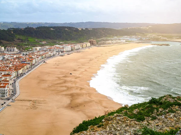 ポルトガルの海の前の広いビーチ 曇りの天気で荒れ狂う海 ナザレ市 — ストック写真