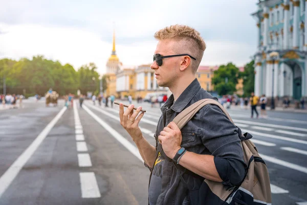 Hombre Negocios Con Gafas Sol Habla Altavoz Teléfono Móvil Centro — Foto de Stock