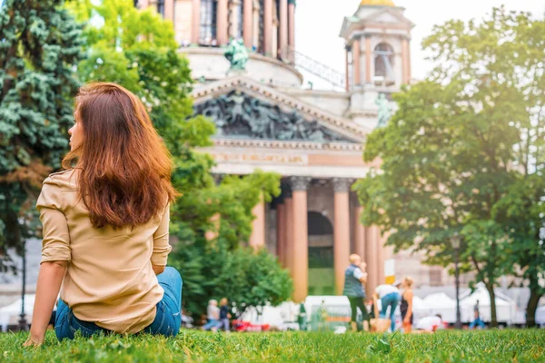 Słodka Dziewczyna Długimi Brunetkami Relaksuje Się Trawie Centrum Sankt Petersburga — Zdjęcie stockowe