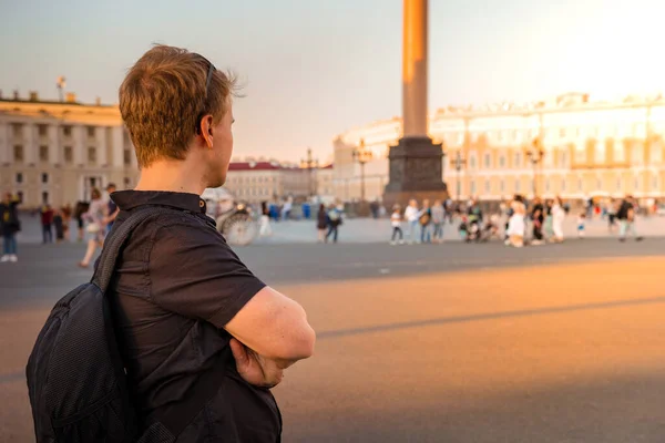 Ung Blond Man Går Längs Slottstorget Sommarkvällen Med Utsikt Över — Stockfoto